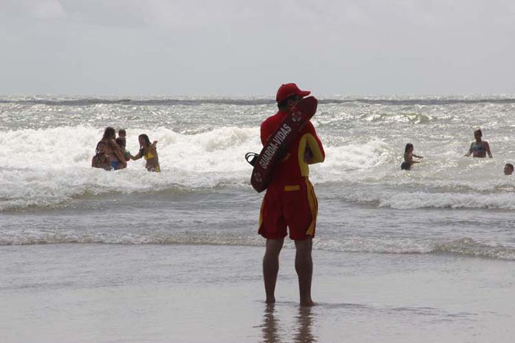 
        
            Praia de Ajuruteua cai no gosto dos veranistas
        
    