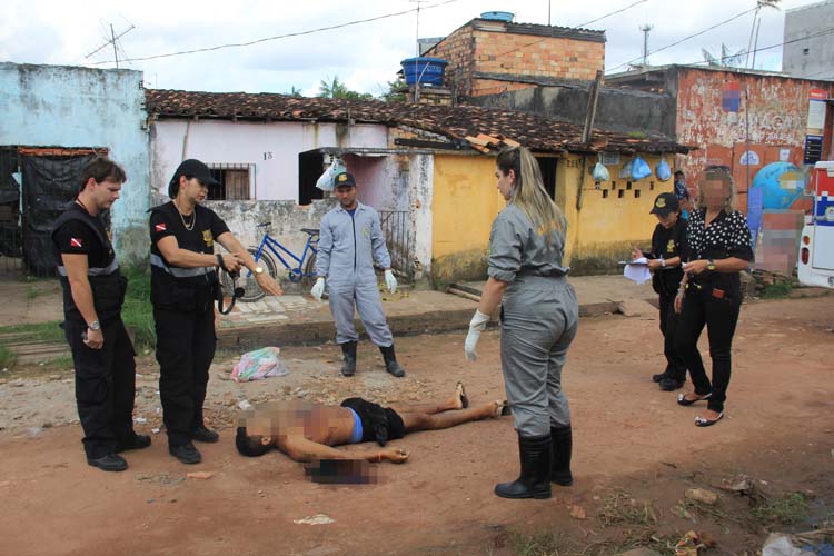 
        
            Morto com quatro tiros pelas costas
        
    
