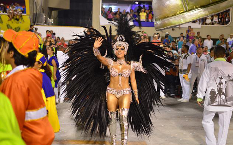 
        
            Musas dão show em desfiles no Rio
        
    