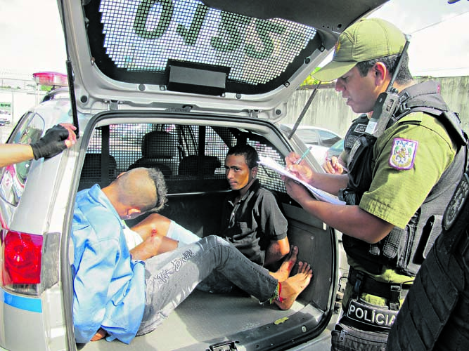 
        
            Em menos de 24 horas, 8 pessoas são feitas reféns
        
    