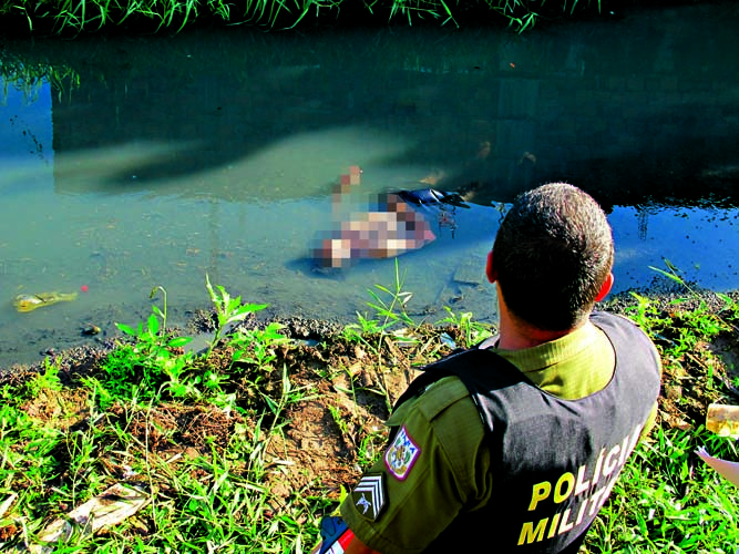
        
            Morto no Cordeiro de farias com 21 facadas
        
    
