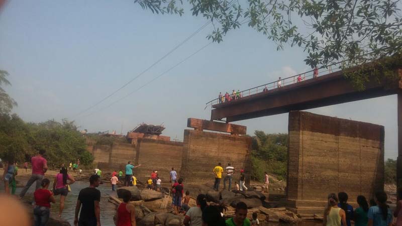 
        
             Ponte desaba novamente na Transamazônica
        
    