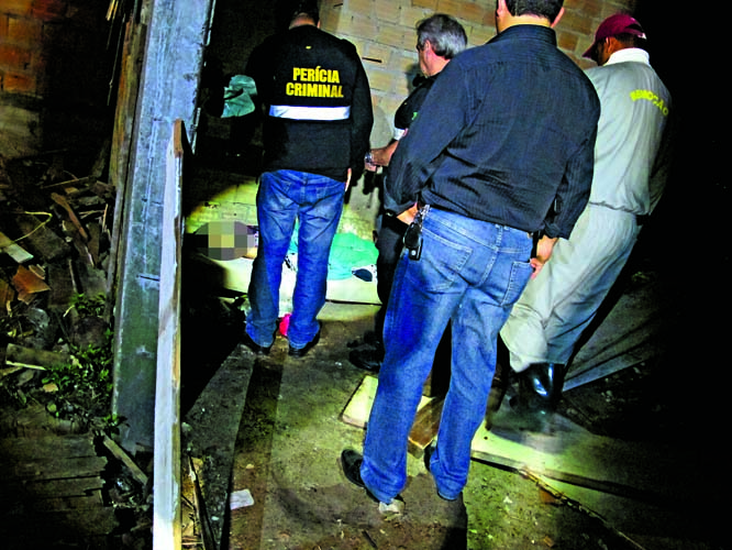 Mulher é morta com três tiros