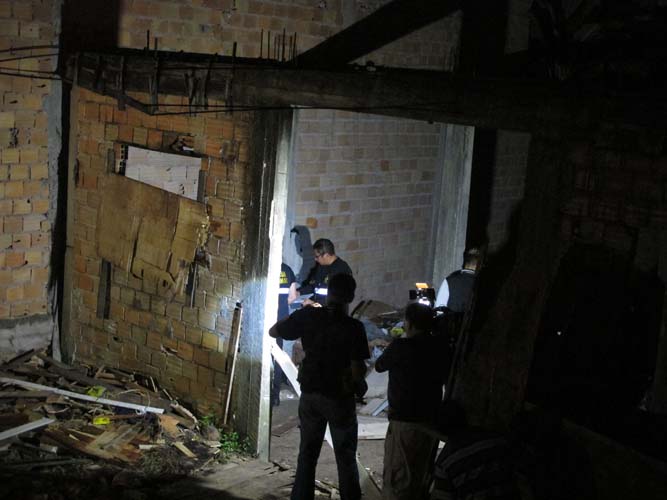 
        
            Mulher é morta com três tiros
        
    