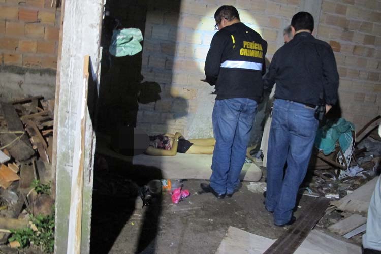 
        
            Mulher é morta com três tiros
        
    