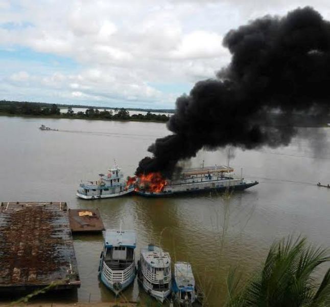 
        
            Balsa que seguia para Oriximina explode e deixa feridos
        
    