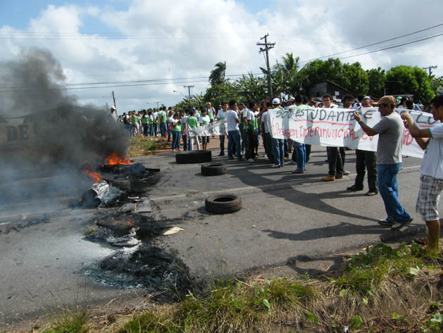 
        
            Protesto de estudantes na BR-316
        
    