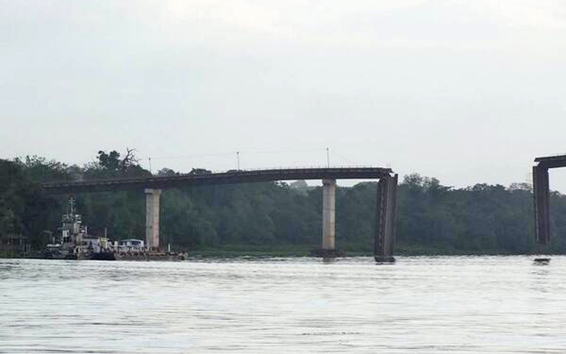 
        
            Balsa colide com pilar de ponte da Alça Viária
        
    