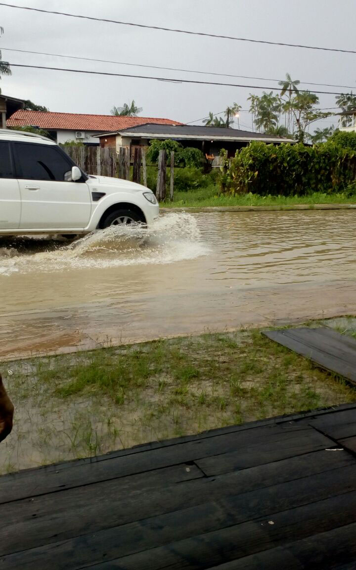 
        
            Ruas de Breves debaixo d\'água após chuva
        
    