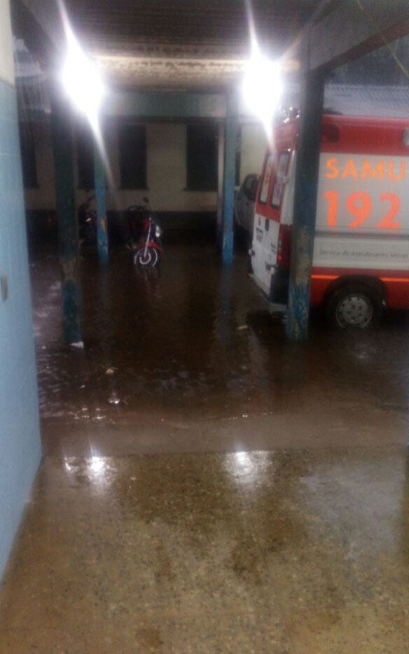 
        
            Ruas de Breves debaixo d\'água após chuva
        
    
