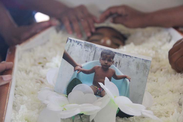 
        
            Criança é morta com tiro pelas costas
        
    