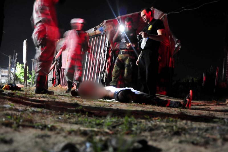 
        
            Assassinado com tiros e facadas
        
    