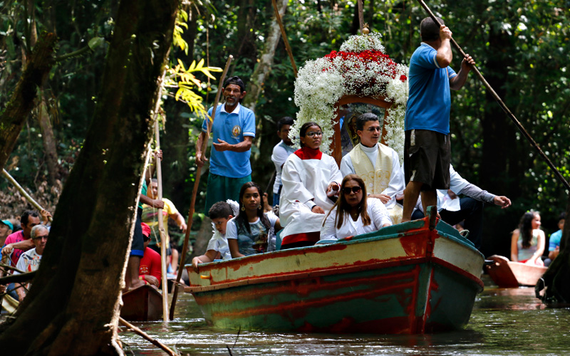 
        
            Procissão é celebrada no rio Apeú
        
    