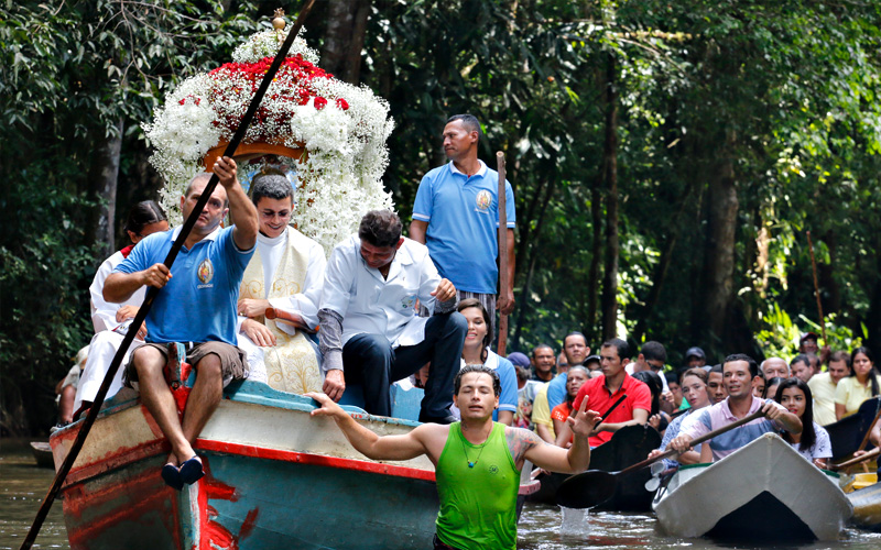 
        
            Procissão é celebrada no rio Apeú
        
    