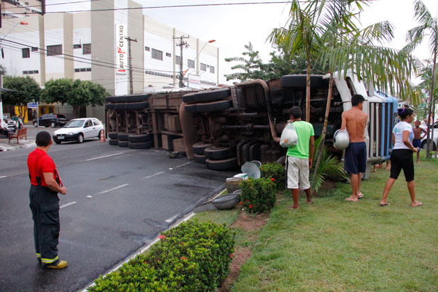 
        
            Carreta com carga de 25 toneladas tomba na Duque
        
    