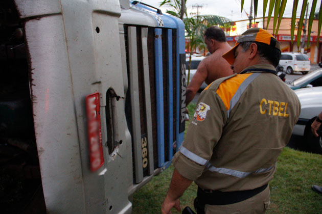 
        
            Carreta com carga de 25 toneladas tomba na Duque
        
    
