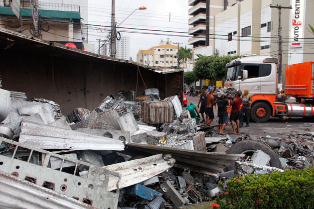 
        
            Carreta com carga de 25 toneladas tomba na Duque
        
    