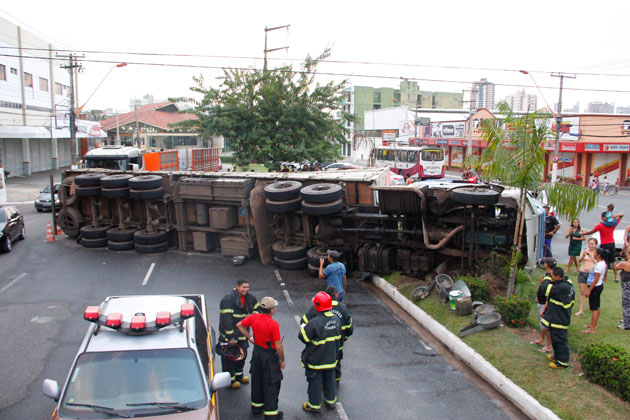 
        
            Carreta com carga de 25 toneladas tomba na Duque
        
    