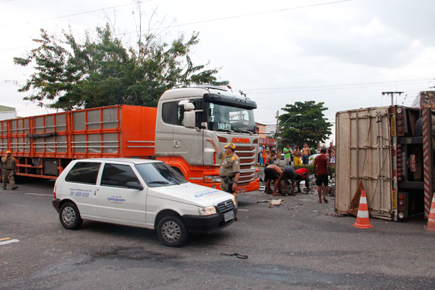 
        
            Carreta com carga de 25 toneladas tomba na Duque
        
    
