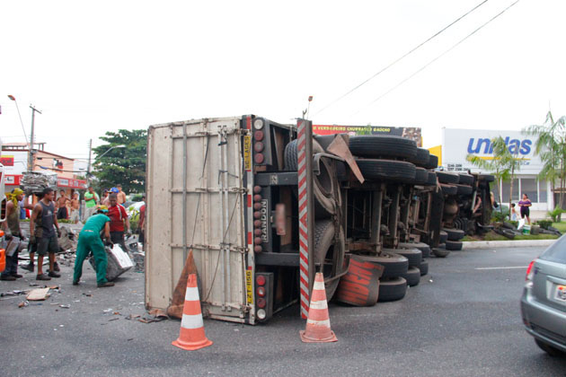 
        
            Carreta com carga de 25 toneladas tomba na Duque
        
    