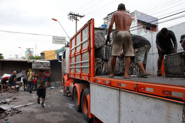 
        
            Carreta com carga de 25 toneladas tomba na Duque
        
    