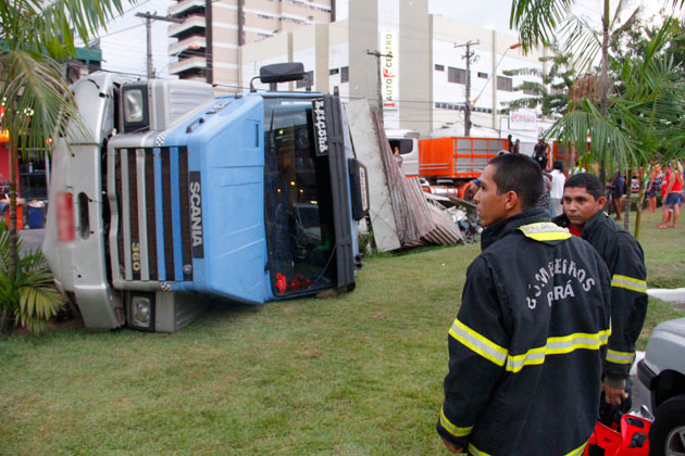 
        
            Carreta com carga de 25 toneladas tomba na Duque
        
    