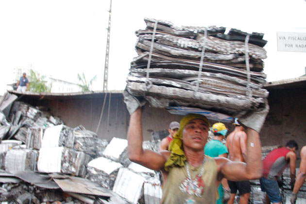 
        
            Carreta com carga de 25 toneladas tomba na Duque
        
    