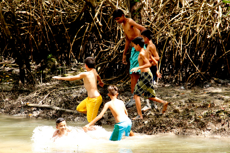 
        
            Pretinhos do Mangue arrasta multidão em Curuçá
        
    