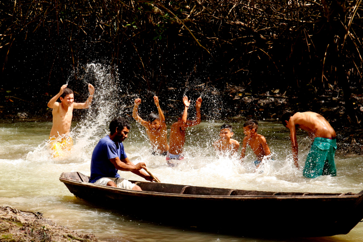 
        
            Pretinhos do Mangue arrasta multidão em Curuçá
        
    