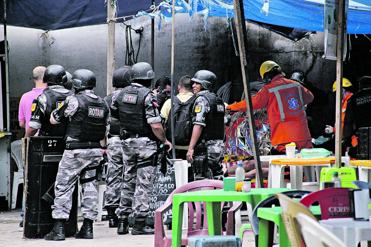 
        
            Em menos de 24 horas, 8 pessoas são feitas reféns
        
    