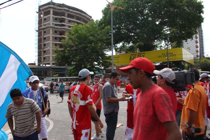 
        
            Briga de torcidas causa estragos na Curuzu
        
    