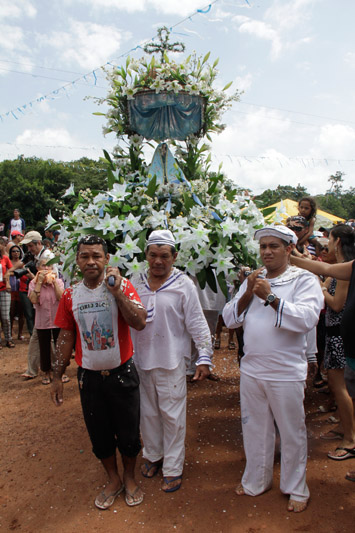 
        
            Seis mil fiéis acompanharam o Círio de Caraparu
        
    