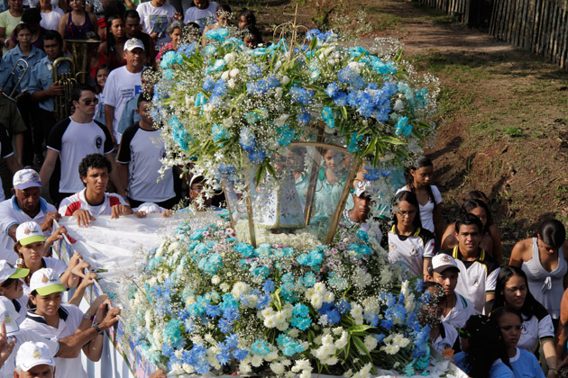 
        
            Moradores de Outeiro prestam homenagem a virgem
        
    