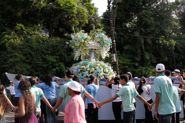 
        
            Moradores de Outeiro prestam homenagem a virgem
        
    