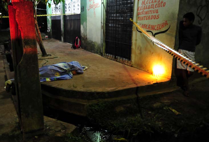 
        
            Homem é morto com tiros pelas costas
        
    