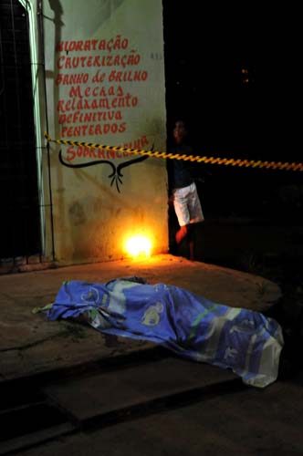 
        
            Homem é morto com tiros pelas costas
        
    