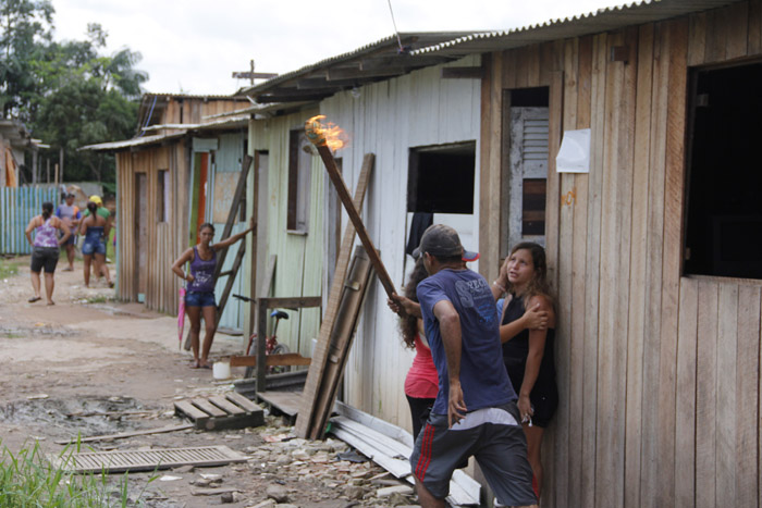 
        
            Guarda e moradores entram em confronto
        
    