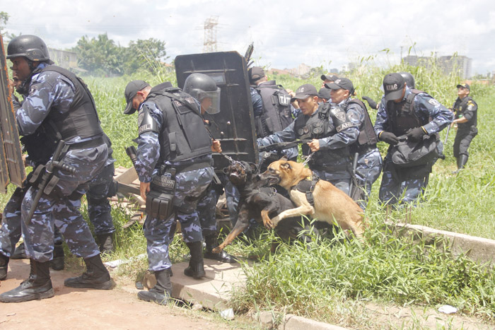 
        
            Guarda e moradores entram em confronto
        
    