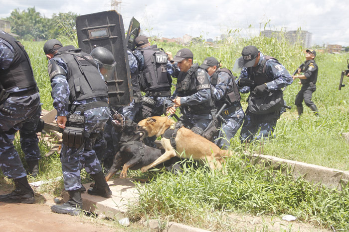 
        
            Guarda e moradores entram em confronto
        
    