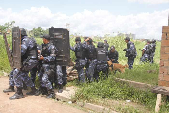 
        
            Guarda e moradores entram em confronto
        
    