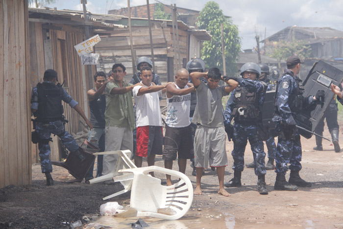
        
            Guarda e moradores entram em confronto
        
    