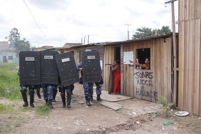 
        
            Guarda e moradores entram em confronto
        
    