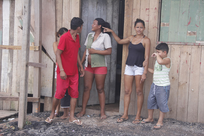 
        
            Guarda e moradores entram em confronto
        
    