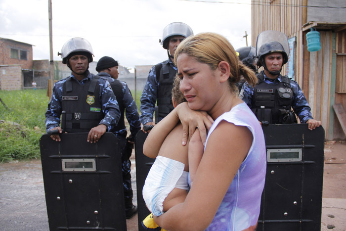 
        
            Guarda e moradores entram em confronto
        
    
