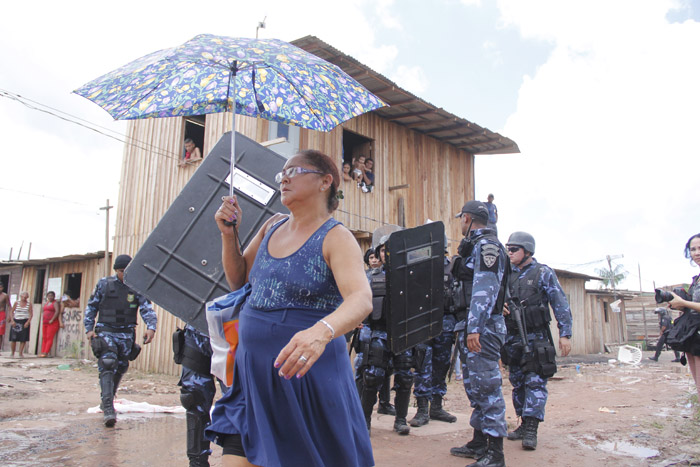 
        
            Guarda e moradores entram em confronto
        
    