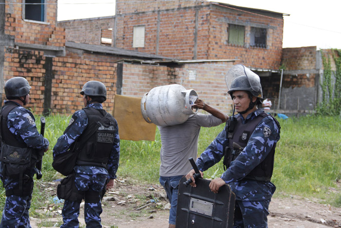 
        
            Guarda e moradores entram em confronto
        
    