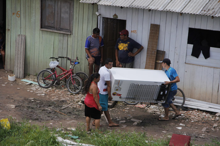 
        
            Guarda e moradores entram em confronto
        
    