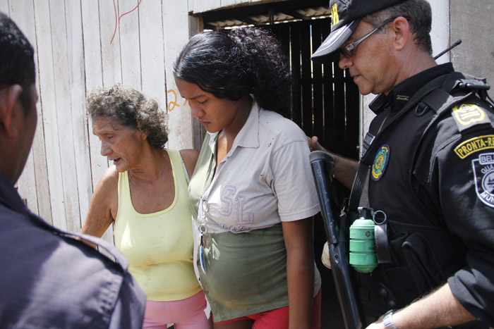 
        
            Guarda e moradores entram em confronto
        
    