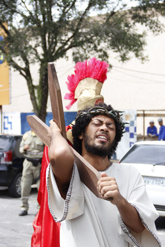 
        
            Via Crucis emociona fiéis nesta sexta-feira
        
    