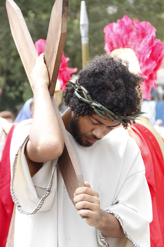 
        
            Via Crucis emociona fiéis nesta sexta-feira
        
    
